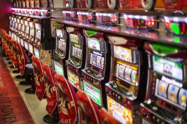 Five-reel layout with gem symbols Diamond Empire slot game reel layout on sartoto mobile